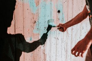 Betonnen muren: hoe worden ze geverfd?
